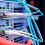 Kabel ethernet terhubung ke port server dalam infrastruktur jaringan